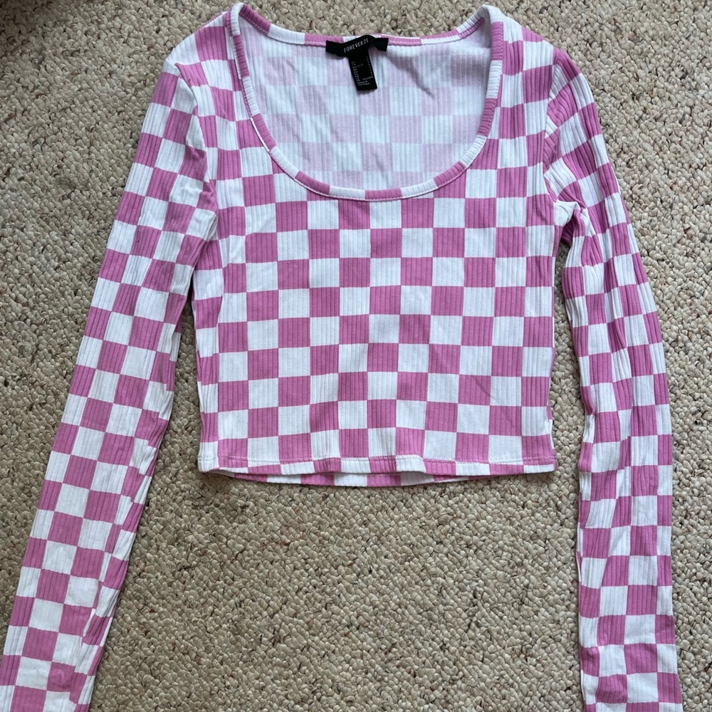 Checkered pink and white long-sleeve crop top